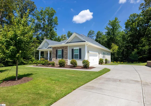 Photo 2 of Single family home for sale at 3103 Chatham Dr, Seneca, SC 29678 | MLS# 1599540 | Listing updated on 2026-09-10