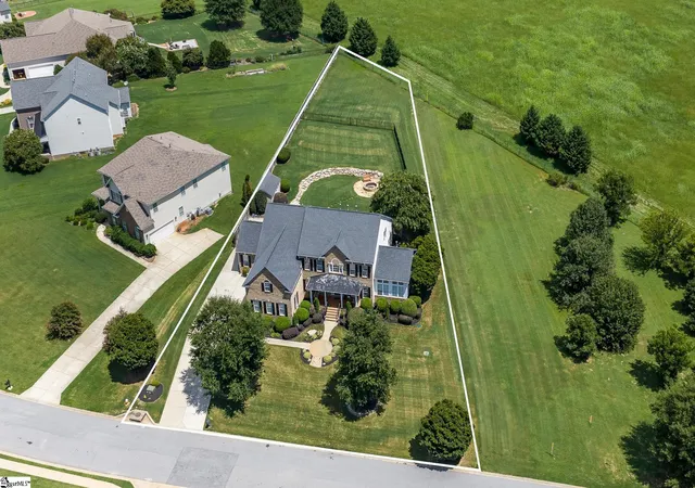 Photo 3 of Single family home for sale at 8 Scotts Bluff Dr, Simpsonville, SC 29681 | MLS# 1601998 | Listing updated on 2026-09-08