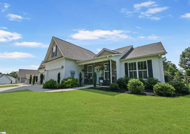 Photo 1 of Single family home for sale at 238 Inlet Pointe Dr, Anderson, SC 29625 | MLS# 1600883 | Listing updated on 2026-08-31