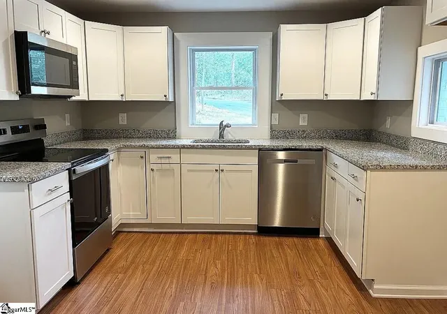 Photo 3 of Single family home for sale at 2 Brush St, Greenville, SC 29607 | MLS# 1599787 | Listing updated on 2026-09-18
