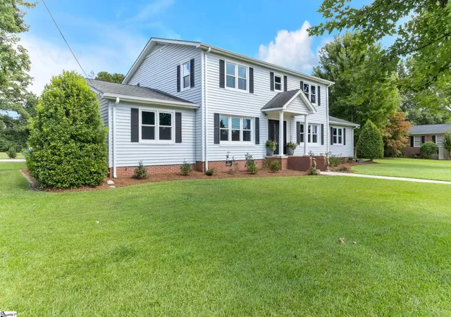 Photo 3 of Single family home for sale at 701 Chestnut St, Clinton, SC 29325 | MLS# 1601114 | Listing updated on 2026-08-28