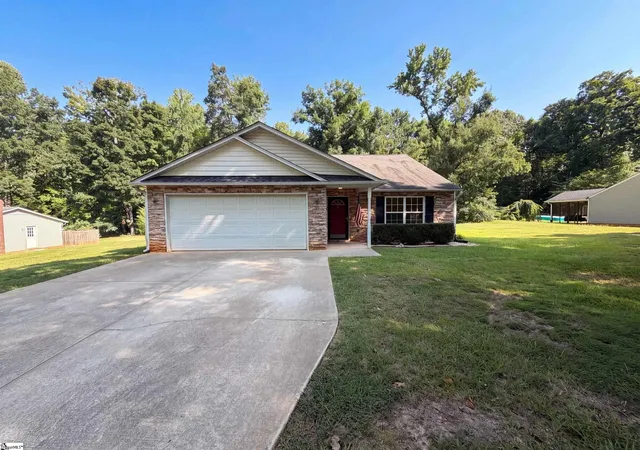 Photo 1 of Single family home for sale at 102 Hayworth Ave, Clinton, SC 29325 | MLS# 1599627 | Listing updated on 2026-08-03