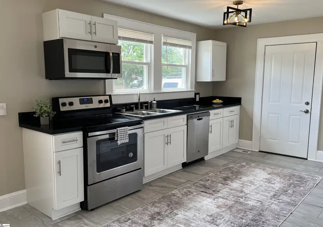 Photo 3 of Single family home for sale at 1600 W Parker Rd, Greenville, SC 29617 | MLS# 1590548 | Listing updated on 2026-09-17
