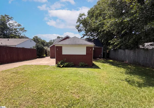 Photo 15 of Sale Pending at 309 E Blue Ridge Dr, Greenville, SC 29609 | MLS# 1599629 | Listing updated on 2026-09-30