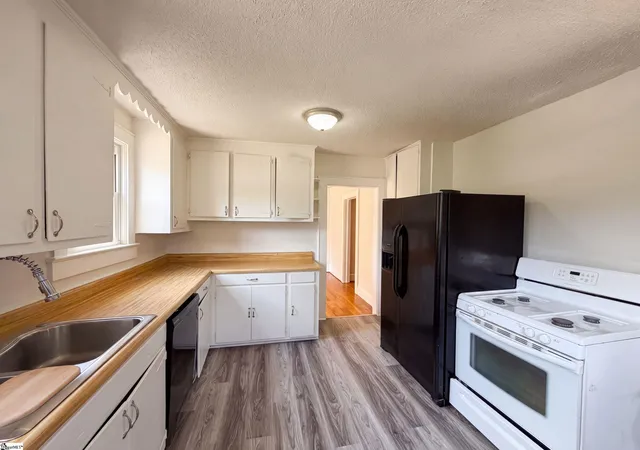 Photo 2 of Single family home for sale at 309 E Blue Ridge Dr, Greenville, SC 29609 | MLS# 1599629 | Listing updated on 2026-08-27