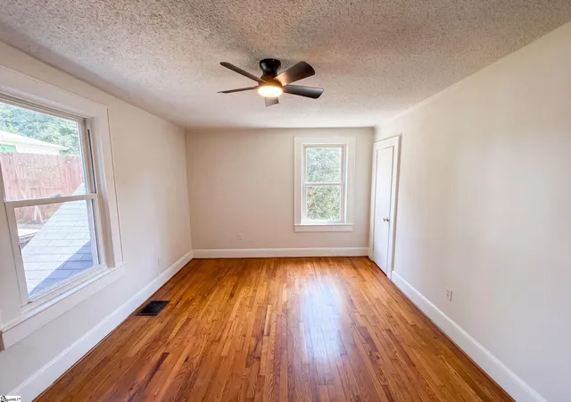 Photo 4 of Single family home for sale at 309 E Blue Ridge Dr, Greenville, SC 29609 | MLS# 1599629 | Listing updated on 2026-08-27