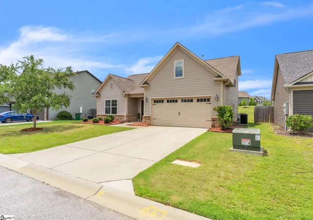 Photo 2 of Single family home for sale at 121 Screech Dr, Fountain Inn, SC 29644 | MLS# 1596245 | Listing updated on 2026-10-05