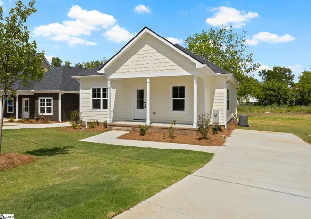 Photo 2 of Single family home for sale at 18 N Georgia Ave, Greenville, SC 29611 | MLS# 1558468 | Listing updated on 2026-09-01