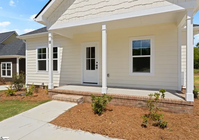 Photo 3 of Single family home for sale at 18 N Georgia Ave, Greenville, SC 29611 | MLS# 1558468 | Listing updated on 2026-09-01