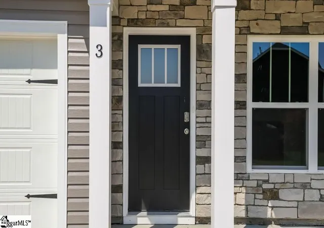 Photo 3 of Single family home for sale at 3 Bourn Dr, Simpsonville, SC 29680 | MLS# 1590868 | Listing updated on 2026-09-18