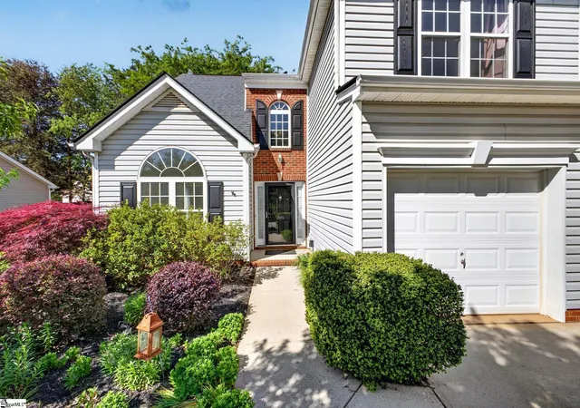 Photo 2 of Single family home for sale at 205 Summitbluff Dr, Greenville, SC 29617 | MLS# 1600172 | Listing updated on 2026-08-07