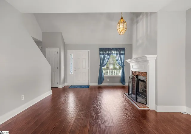 Photo 2 of Single family home for sale at 140 Oak Valley Dr, Simpsonville, SC 29681 | MLS# 1600221 | Listing updated on 2026-09-11