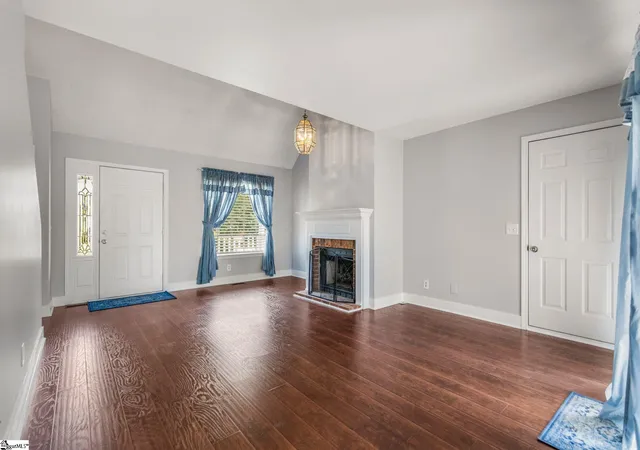 Photo 3 of Single family home for sale at 140 Oak Valley Dr, Simpsonville, SC 29681 | MLS# 1600221 | Listing updated on 2026-09-11
