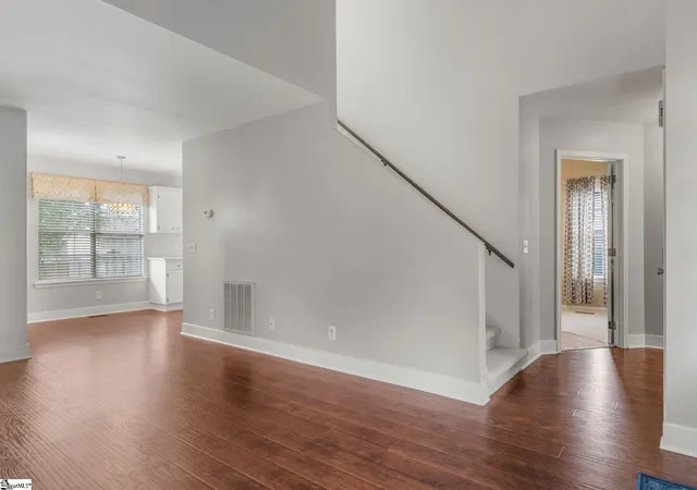 Photo 4 of Single family home for sale at 140 Oak Valley Dr, Simpsonville, SC 29681 | MLS# 1600221 | Listing updated on 2026-09-11