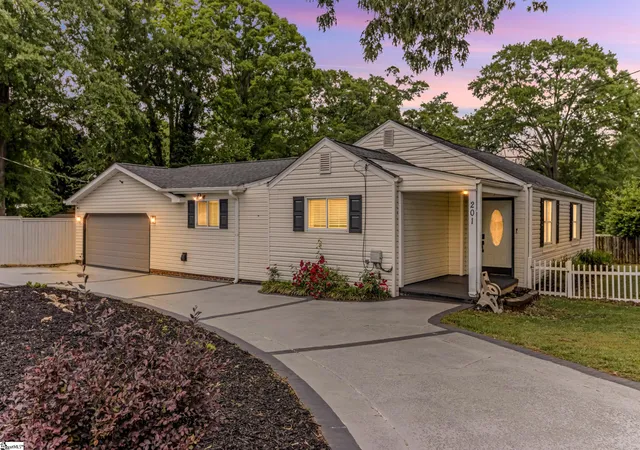 Photo 1 of Single family home for sale at 201 S Pliney Cir, Simpsonville, SC 29681 | MLS# 1598855 | Listing updated on 2026-09-29