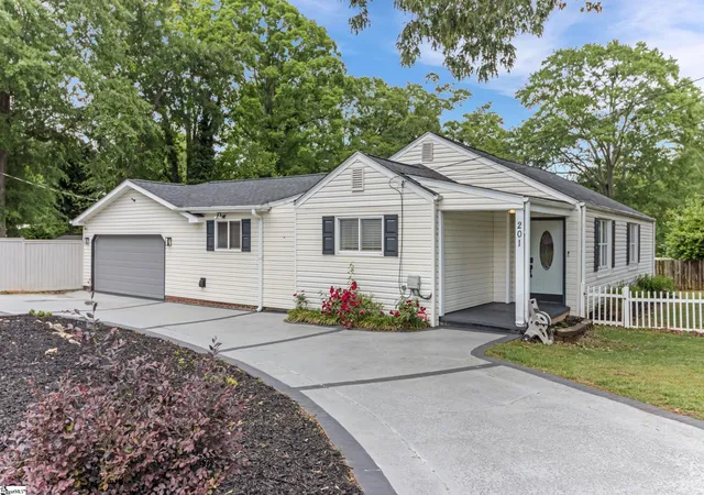 Photo 2 of Single family home for sale at 201 S Pliney Cir, Simpsonville, SC 29681 | MLS# 1598855 | Listing updated on 2026-09-29