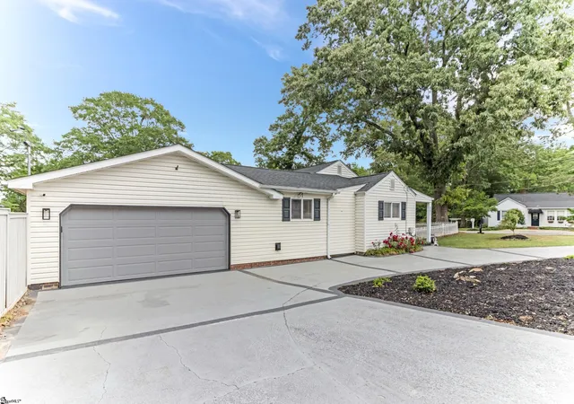 Photo 3 of Single family home for sale at 201 S Pliney Cir, Simpsonville, SC 29681 | MLS# 1598855 | Listing updated on 2026-09-29