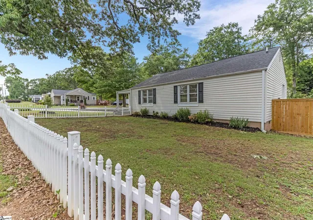 Photo 3 of Single family home for sale at 201 S Pliney Cir, Simpsonville, SC 29681 | MLS# 1598855 | Listing updated on 2026-09-29