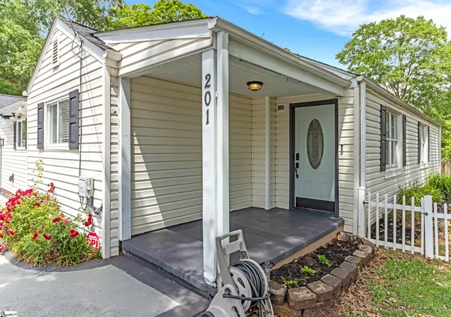 Photo 4 of Single family home for sale at 201 S Pliney Cir, Simpsonville, SC 29681 | MLS# 1598855 | Listing updated on 2026-09-29