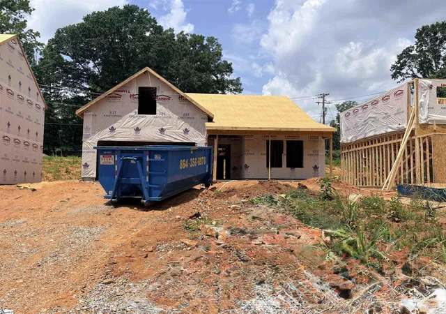 Photo 1 of Single family home for sale at 407 Lake Circle Dr, Greenville, SC 29605 | MLS# 1598304 | Listing updated on 2026-08-01