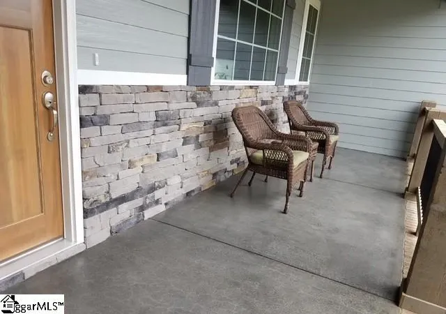 Photo 3 of Single family home for sale at 27 Enoree Wy, Taylors, SC 29687 | MLS# 1593571 | Listing updated on 2026-08-23