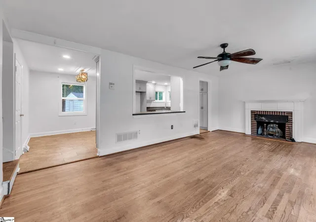 Photo 4 of Single family home for sale at 1201 Lakeview Cir, Greer, SC 29651 | MLS# 1599393 | Listing updated on 2026-08-05