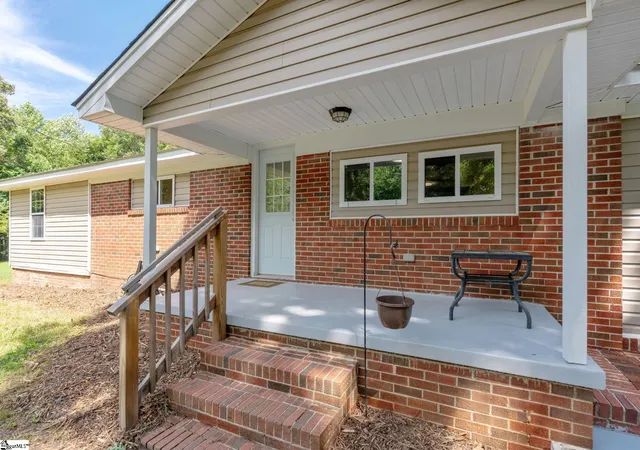 Photo 3 of Single family home for sale at 33 Golden Ln, Piedmont, SC 29673 | MLS# 1598459 | Listing updated on 2026-07-22