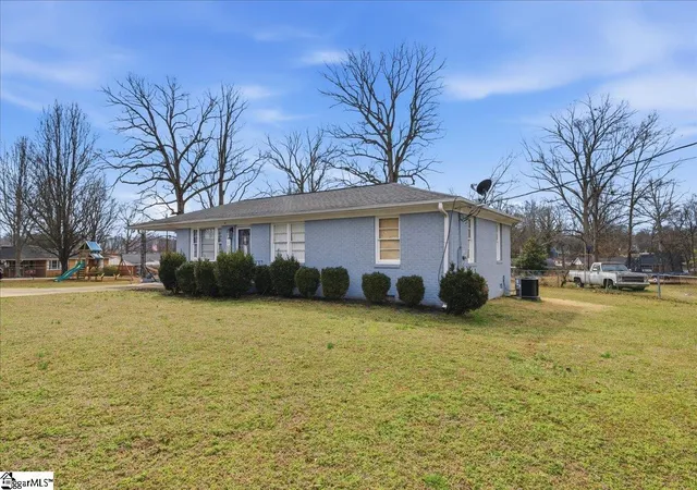 Photo 3 of Single family home for sale at 22 Ray St, Greenville, SC 29611 | MLS# 1596969 | Listing updated on 2026-08-19