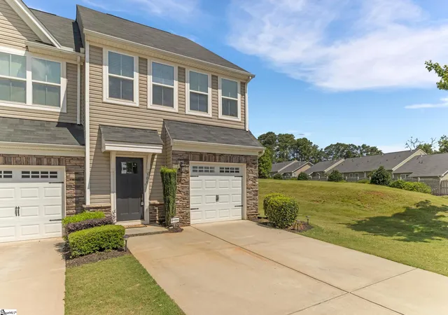 Photo 2 of Townhouse for sale at 300 Huntingdale Pl, Simpsonville, SC 29681 | MLS# 1598552 | Listing updated on 2026-10-20