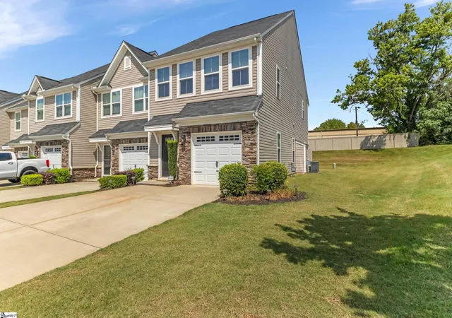 Photo 3 of Townhouse for sale at 300 Huntingdale Pl, Simpsonville, SC 29681 | MLS# 1598552 | Listing updated on 2026-10-20