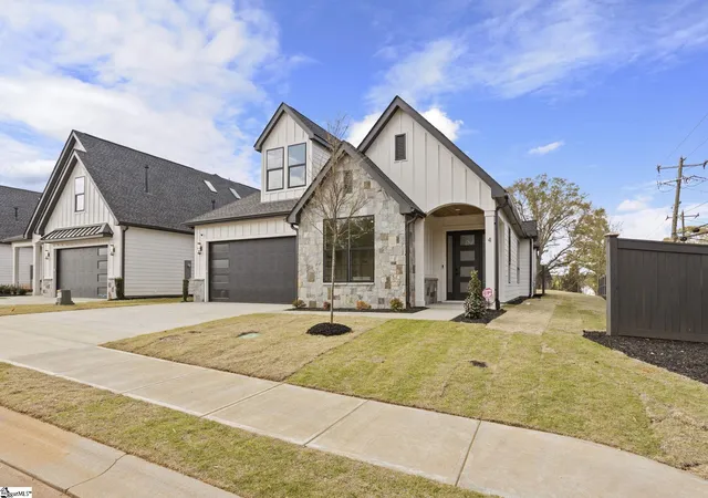 Photo 3 of Single family home for sale at 4 Adrian Wy, Simpsonville, SC 29680 | MLS# 1600512 | Listing updated on 2026-09-17
