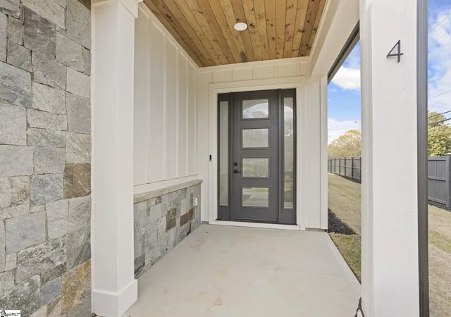 Photo 3 of Single family home for sale at 4 Adrian Wy, Simpsonville, SC 29680 | MLS# 1600512 | Listing updated on 2026-10-08