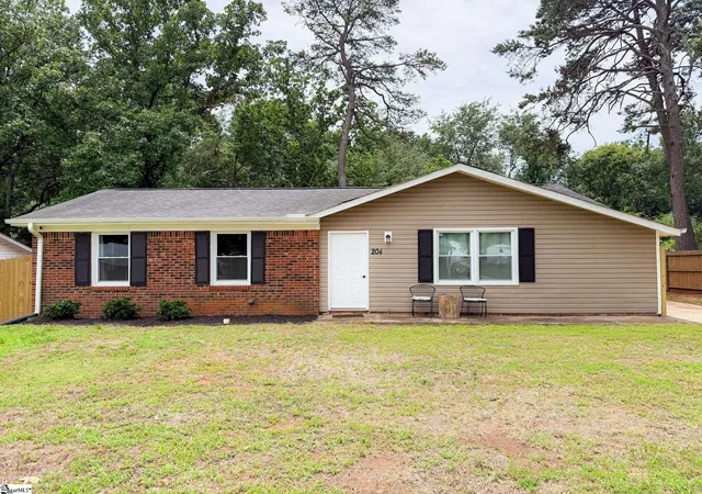 Photo 1 of Single family home for sale at 204 Idlewild Ave, Greenville, SC 29605 | MLS# 1595513 | Listing updated on 2026-07-14