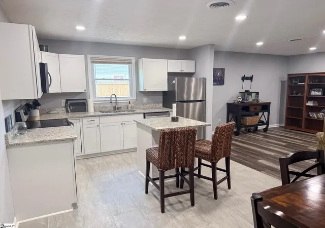 Photo 4 of Single family home for sale at 204 Idlewild Ave, Greenville, SC 29605 | MLS# 1595513 | Listing updated on 2026-07-14