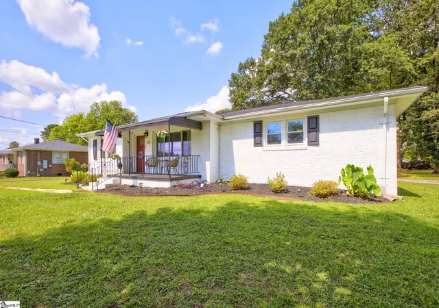 Photo 3 of Single family home for sale at 428 S Main St, Simpsonville, SC 29681 | MLS# 1598089 | Listing updated on 2026-09-14