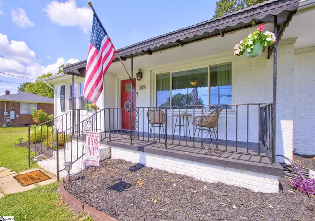 Photo 3 of Single family home for sale at 428 S Main St, Simpsonville, SC 29681 | MLS# 1598089 | Listing updated on 2026-09-14