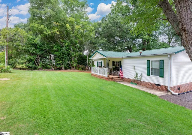 Photo 2 of Manufactured home for sale at 208 Brentwood Cir, Greenville, SC 29605 | MLS# 1598696 | Listing updated on 2026-08-25