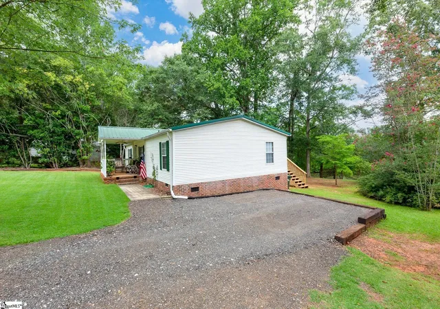 Photo 3 of Manufactured home for sale at 208 Brentwood Cir, Greenville, SC 29605 | MLS# 1598696 | Listing updated on 2026-08-25