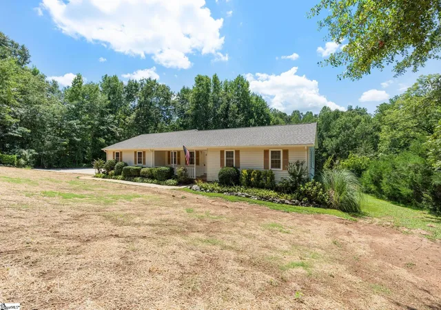 Photo 2 of Single family home for sale at 320 Bates View Dr, Travelers Rest, SC 29690 | MLS# 1599846 | Listing updated on 2026-09-09