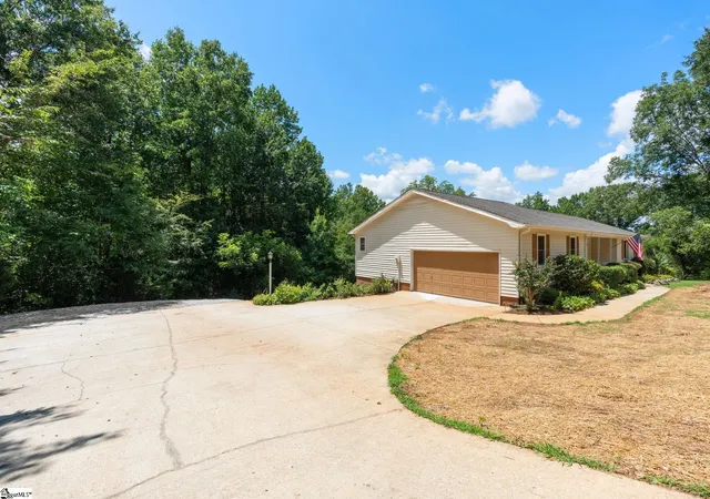 Photo 3 of Single family home for sale at 320 Bates View Dr, Travelers Rest, SC 29690 | MLS# 1599846 | Listing updated on 2026-10-19