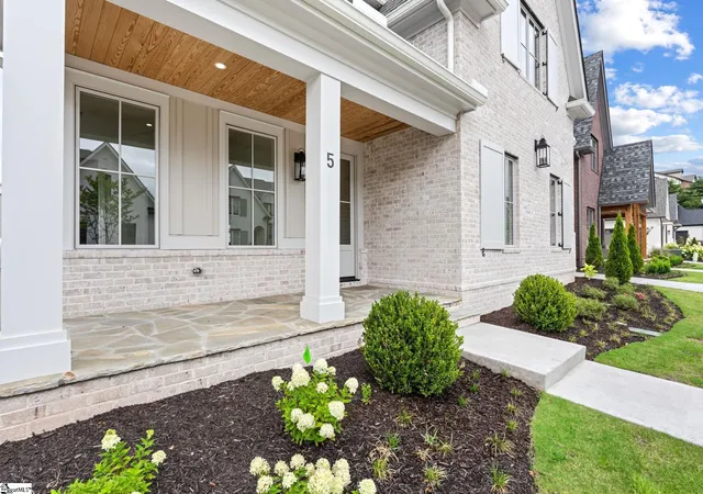 Photo 3 of Single family home for sale at 5 Crossmoor Cir, Greenville, SC 29607 | MLS# 1598973 | Listing updated on 2026-08-05
