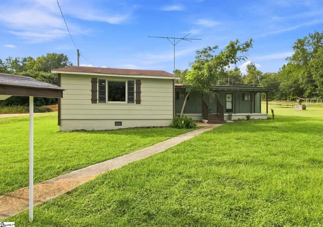 Photo 2 of Manufactured home for sale at 180 Hall Rd, Gaffney, SC 29340 | MLS# 1601905 | Listing updated on 2026-08-31