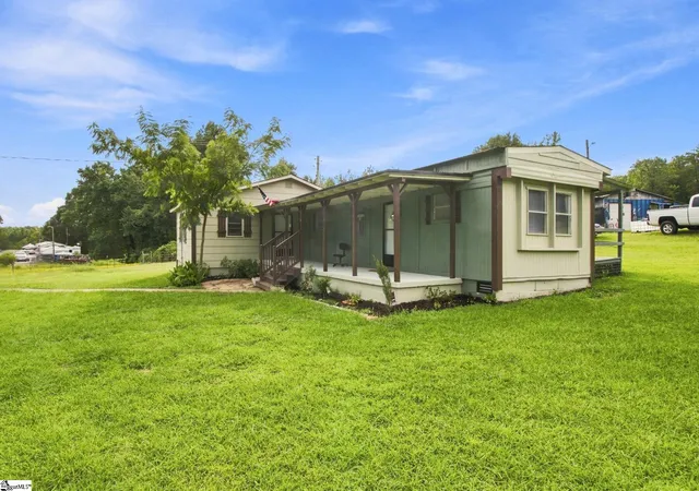 Photo 3 of Manufactured home for sale at 180 Hall Rd, Gaffney, SC 29340 | MLS# 1601905 | Listing updated on 2026-09-21