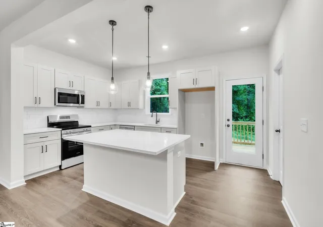 Photo 3 of Single family home for sale at 302 Satterfield Dr, Greenville, SC 29611 | MLS# 1592927 | Listing updated on 2026-09-15