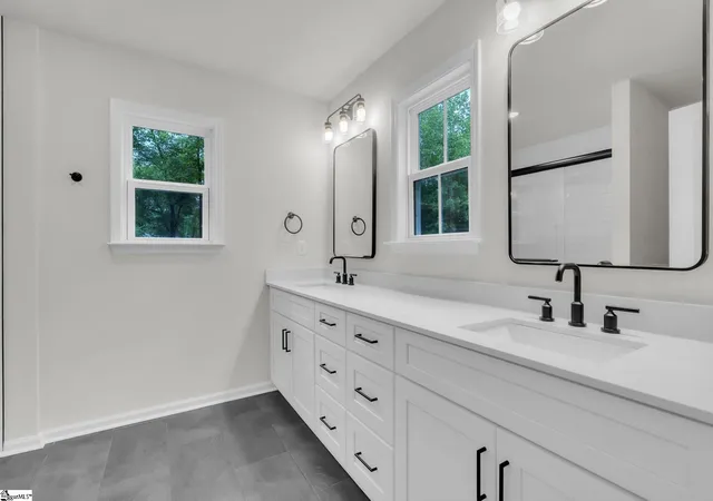 Photo 4 of Single family home for sale at 302 Satterfield Dr, Greenville, SC 29611 | MLS# 1592927 | Listing updated on 2026-09-15