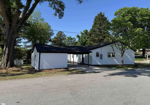 Photo 3 of Single family home for sale at 401 Thompson St, Gaffney, SC 29340 | MLS# 1596365 | Listing updated on 2026-09-15