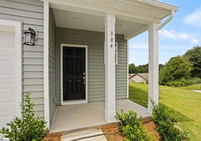 Photo 3 of Single family home for sale at 304 Metz Dr, Greenville, SC 29611 | MLS# 1595215 | Listing updated on 2026-09-16