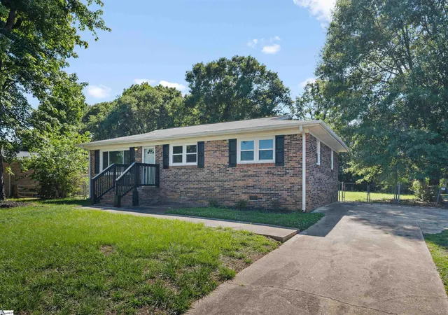 Photo 1 of Single family home for sale at 105 Abbotsford Dr, Simpsonville, SC 29681 | MLS# 1593990 | Listing updated on 2026-06-25
