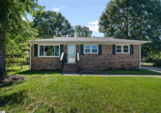 Photo 2 of Single family home for sale at 105 Abbotsford Dr, Simpsonville, SC 29681 | MLS# 1593990 | Listing updated on 2026-06-25