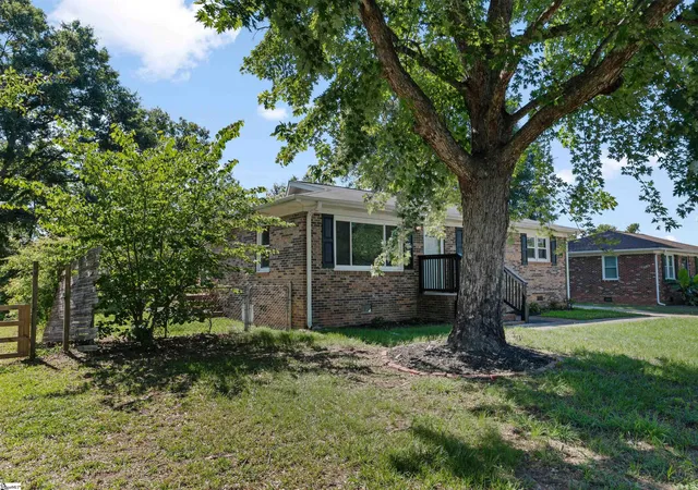 Photo 3 of Single family home for sale at 105 Abbotsford Dr, Simpsonville, SC 29681 | MLS# 1593990 | Listing updated on 2026-06-25